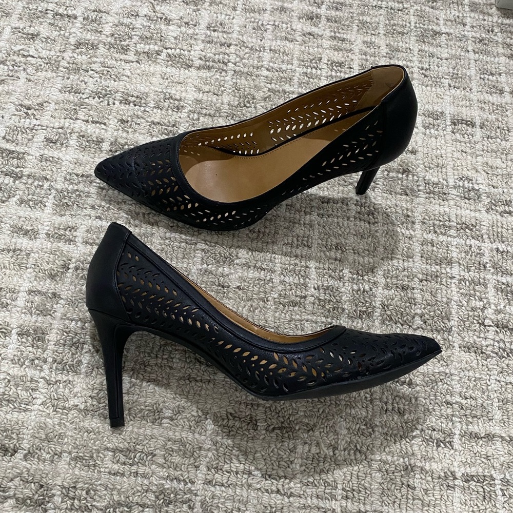 Black eyelet 3” pumps